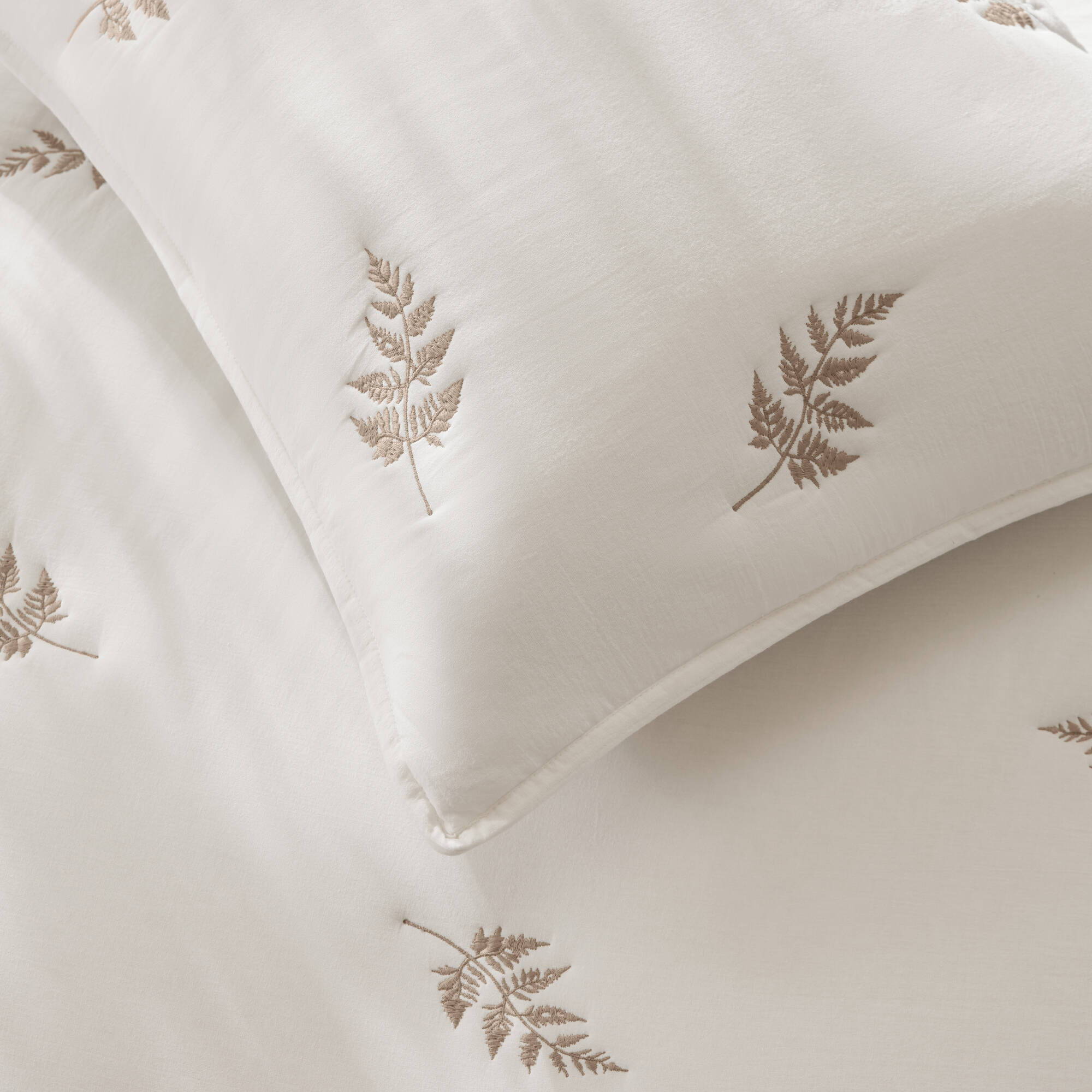 Willow Embroidered Botanical - Full/Queen 100% Cotton Lightweight 3 Piece Quilt Set - White / Gray