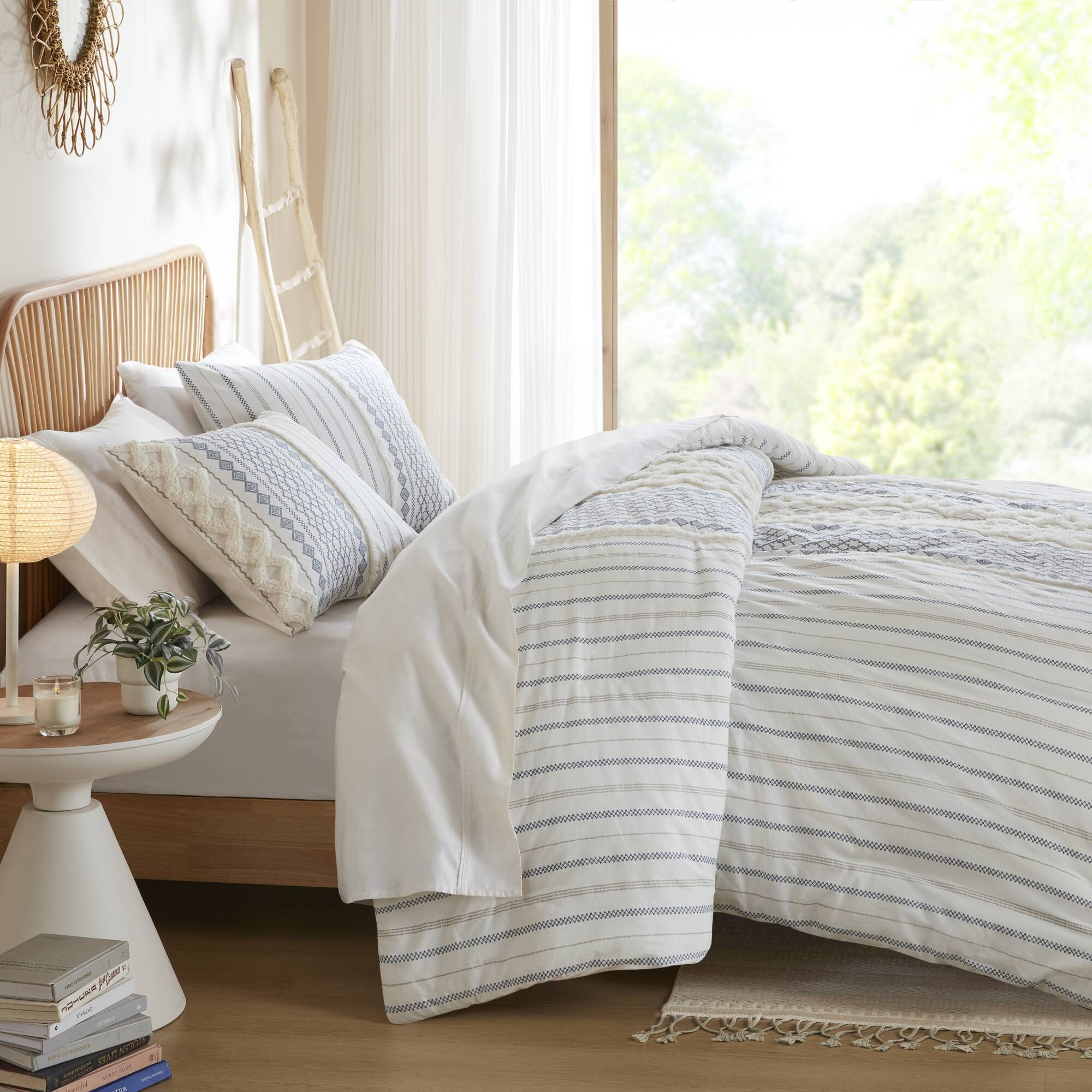 Imani - Cotton Printed Duvet Cover Set With Chenille - White / Navy