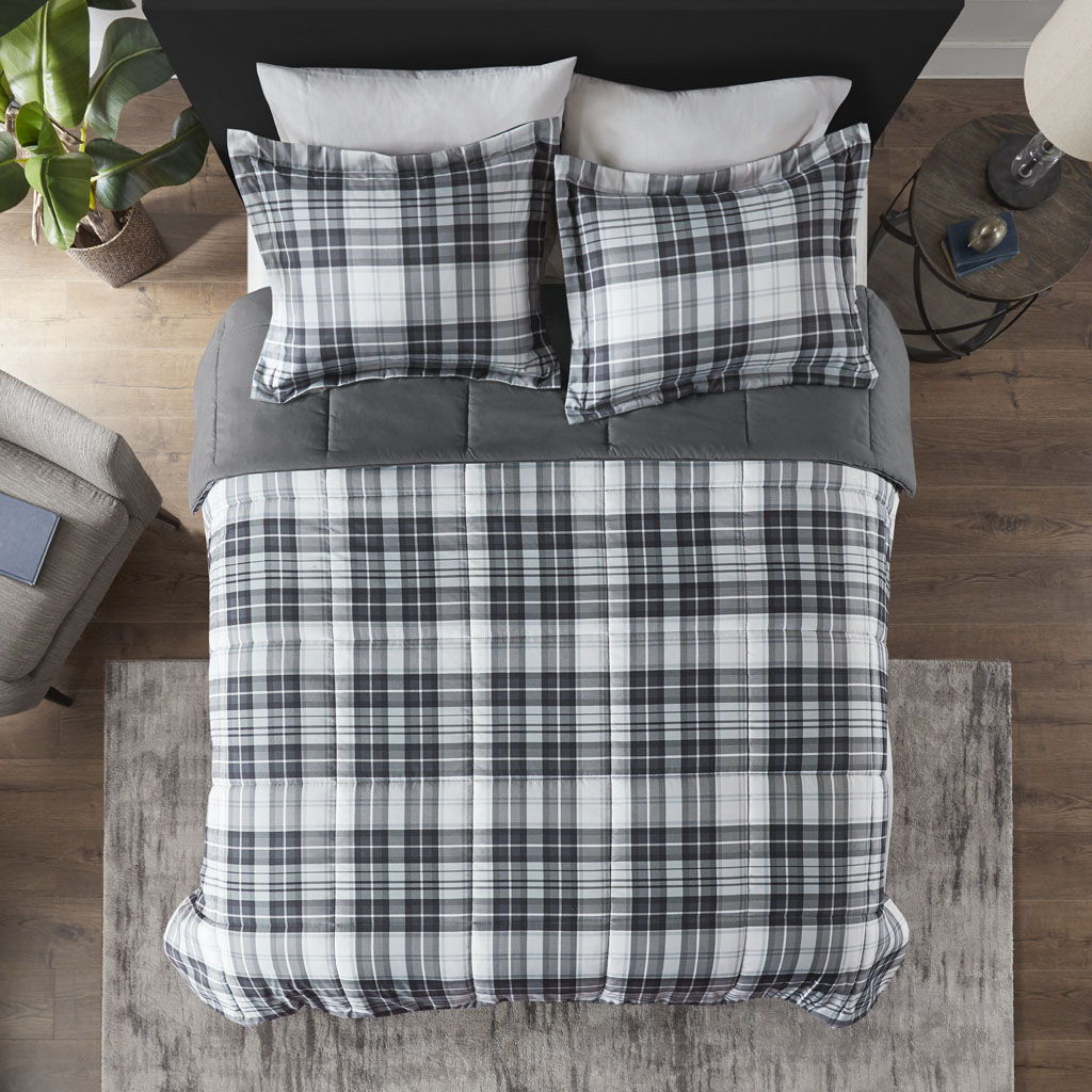Parkston - King 3M Scotchgard Down Alternative All Season Comforter Set - Black / White