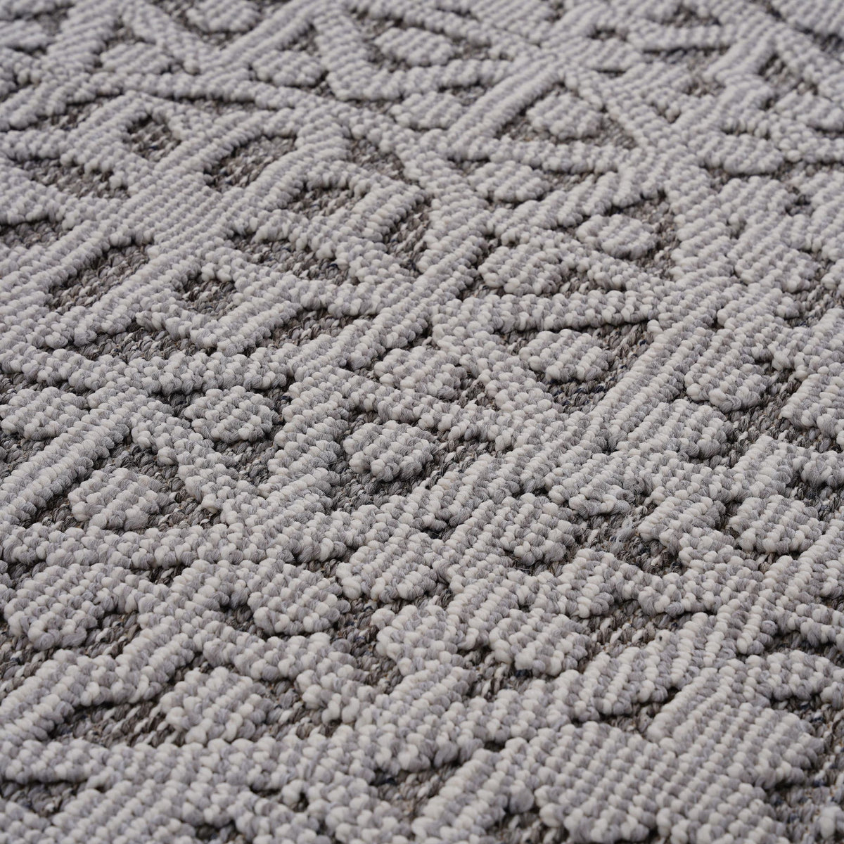 Guros - 4' X 6' Medallion Indoor / Outdoor Area Rug - Gray / White