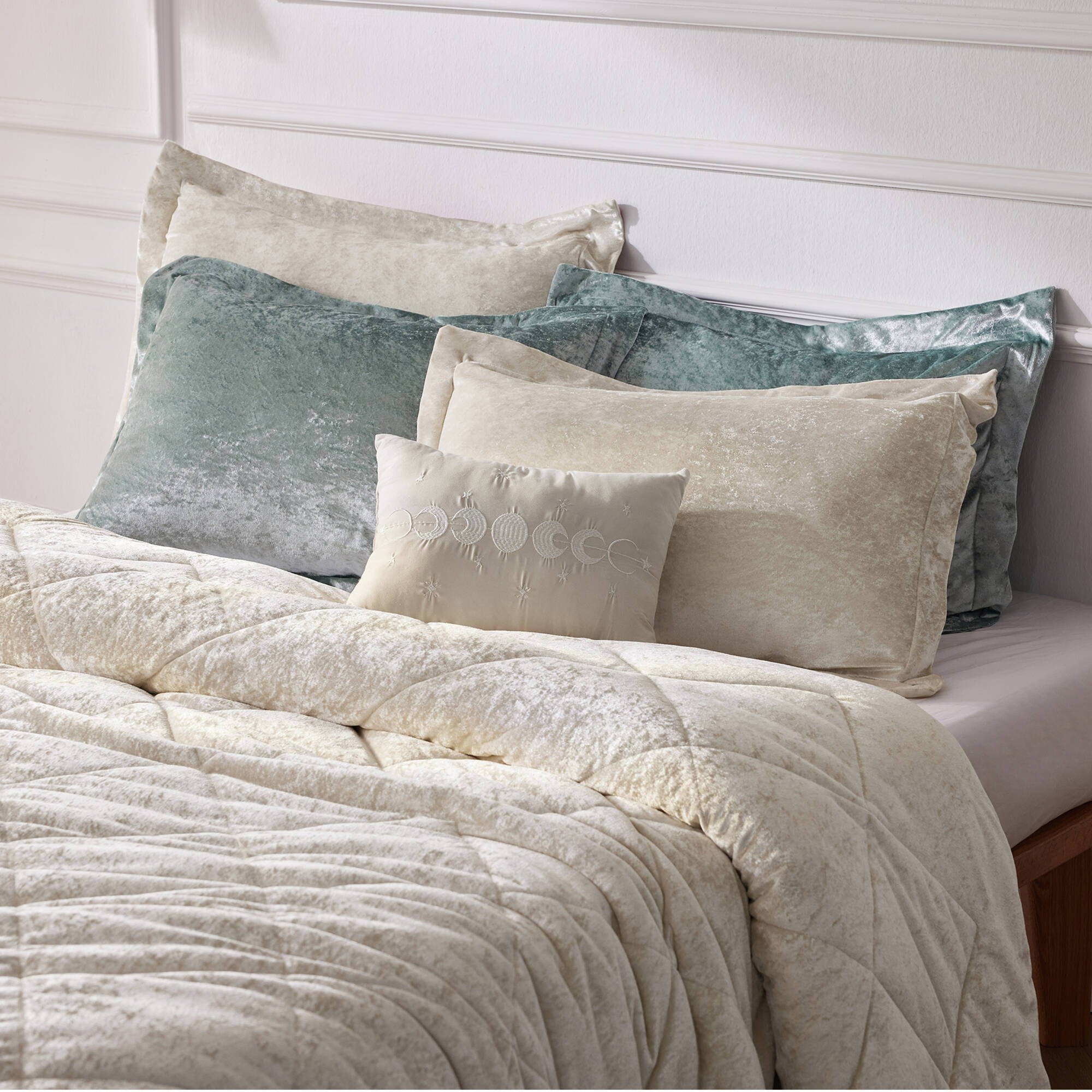 Felicia - Velvet Queen Duvet Cover Set With Throw Pillow - Champagne