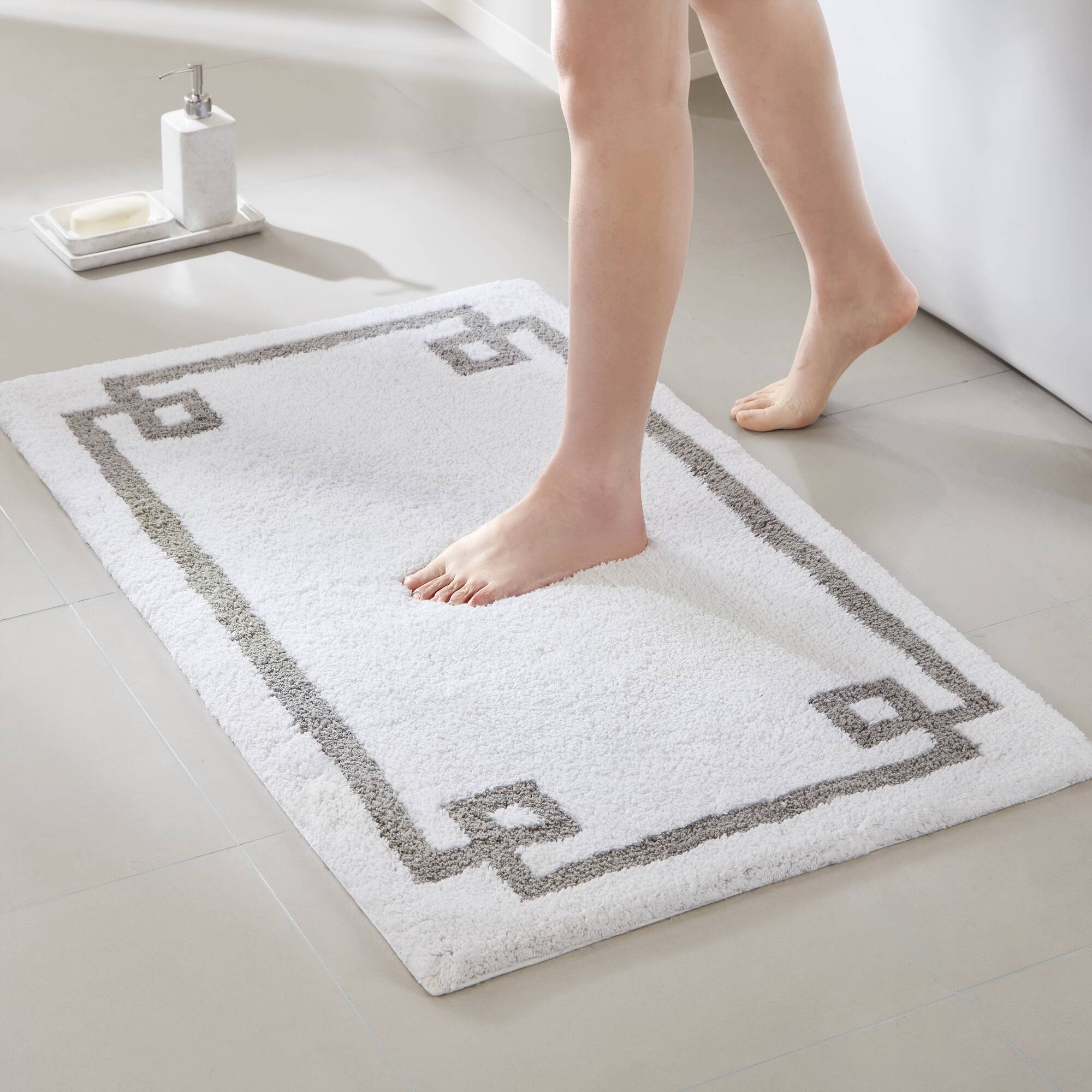 Evan - 24" x 40" Tufted Bath Rug - White