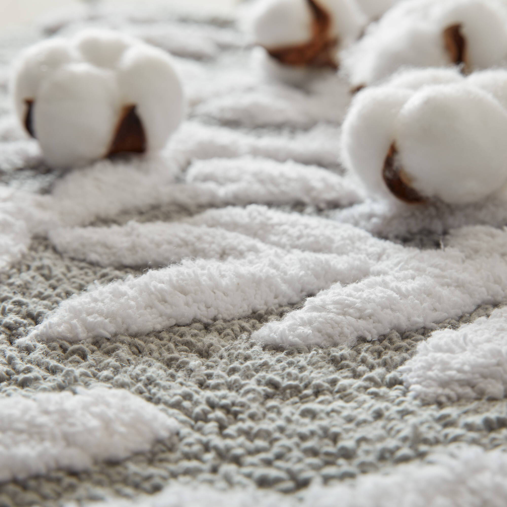Serene - 25" Round Cotton Tufted Bath Rug - Gray