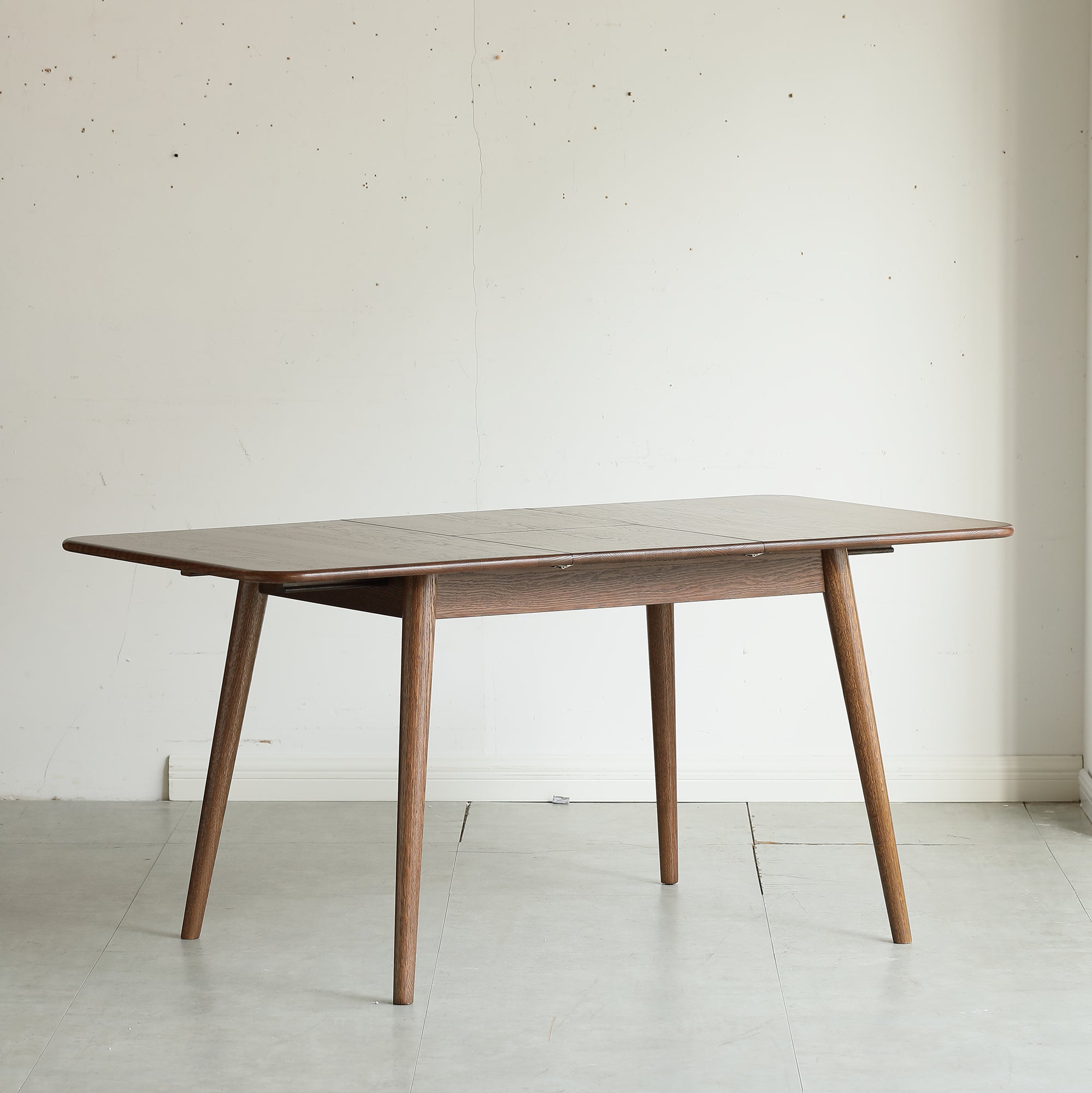 Walnut color solid oak round corner diagonal leg telescopic table 1.2-1.6m, for 6-8 people to meet
Dining table wood (Walnut color)