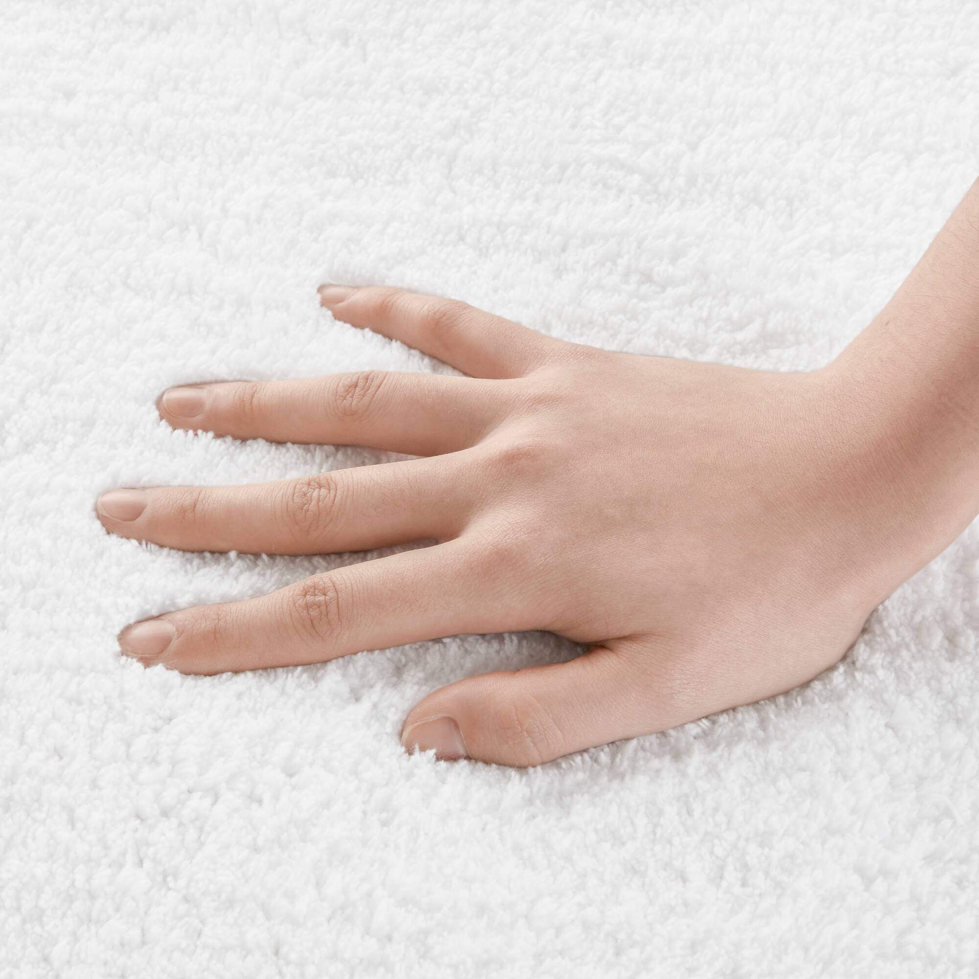 Splendor - 21" x 34" Tufted Reversible Bath Rug - White