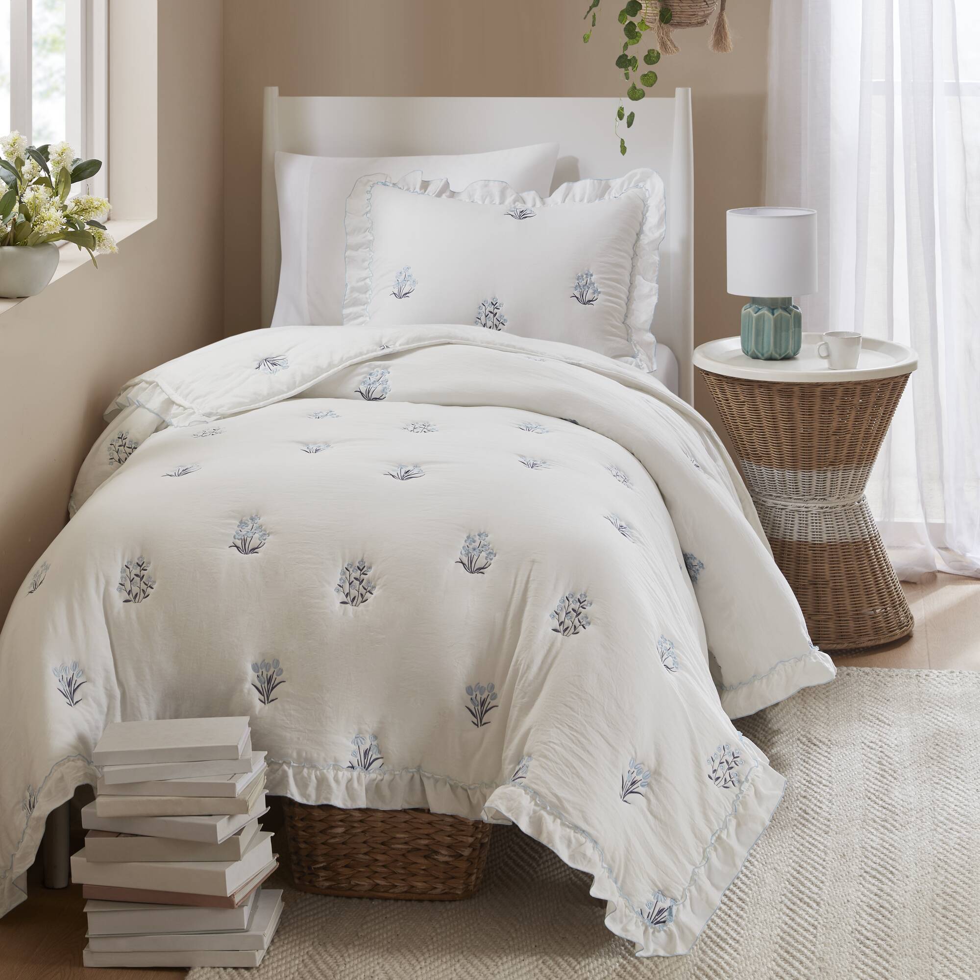 Aglaia - Twin Quilt Set - White / Light Blue