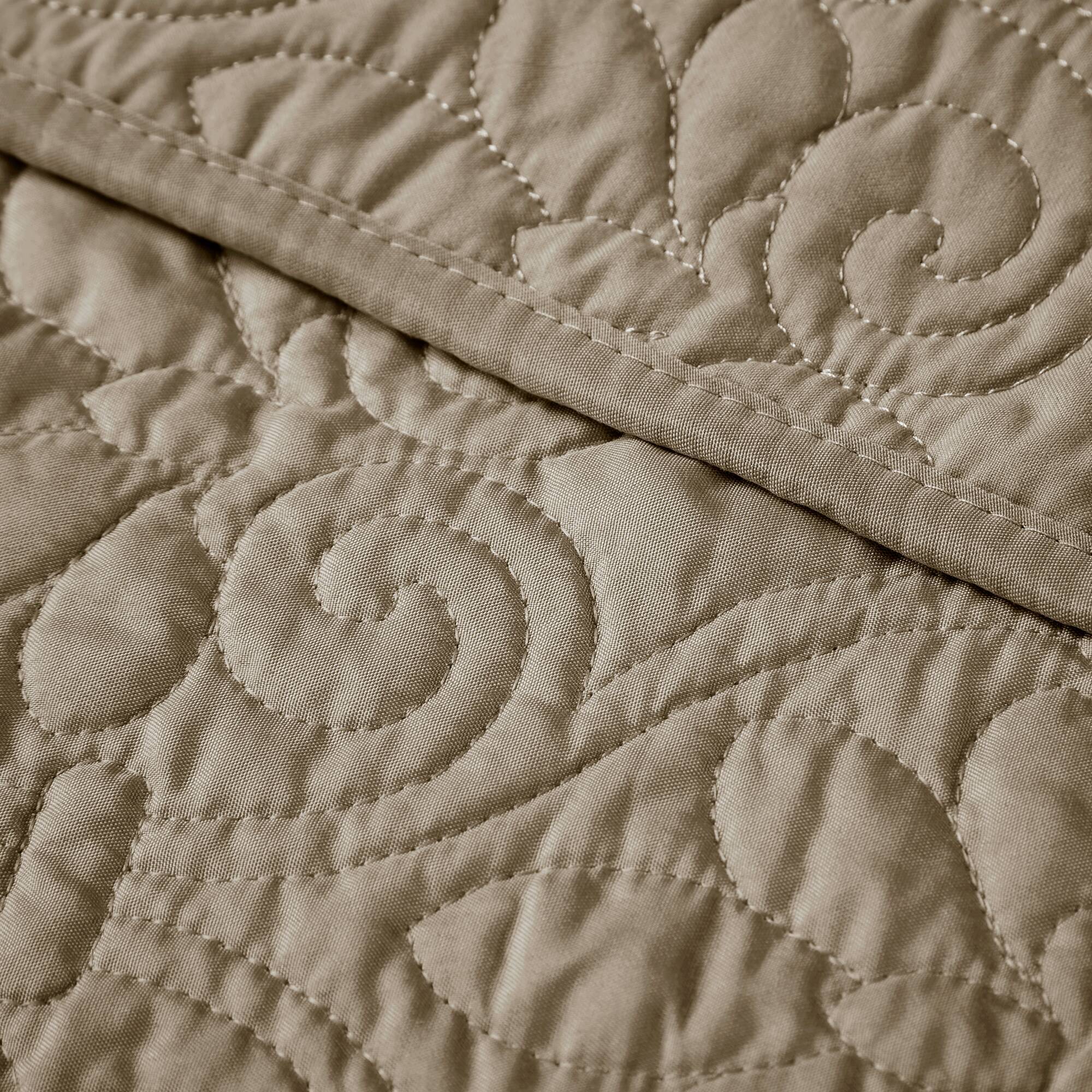 Quebec - Oversized Quilted Throw - Khaki