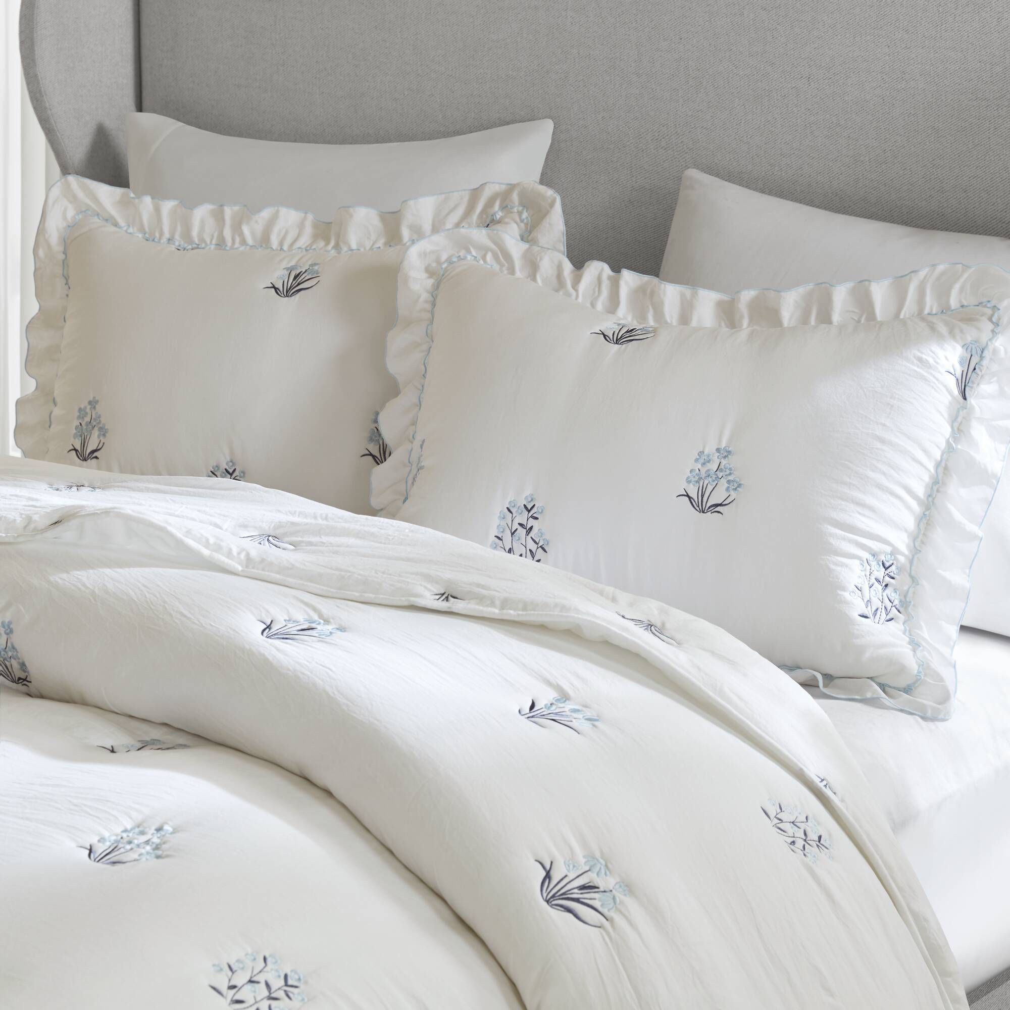Aglaia - Quilt Set - White / Light Blue