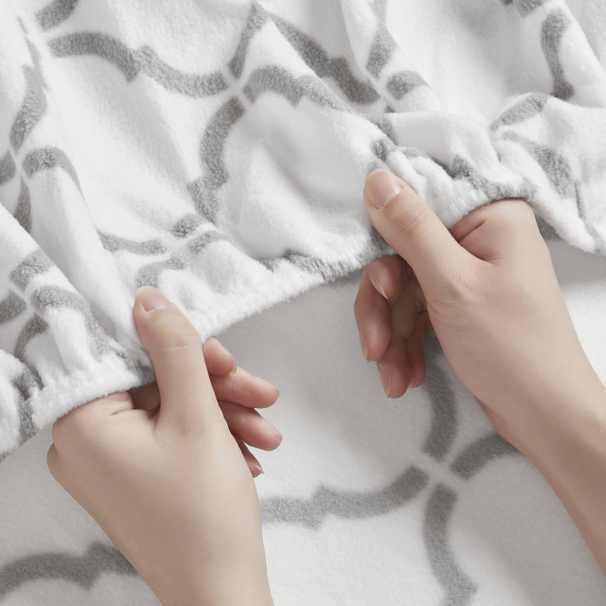 Micro Fleece - Queen Sheet Set - Gray Geo