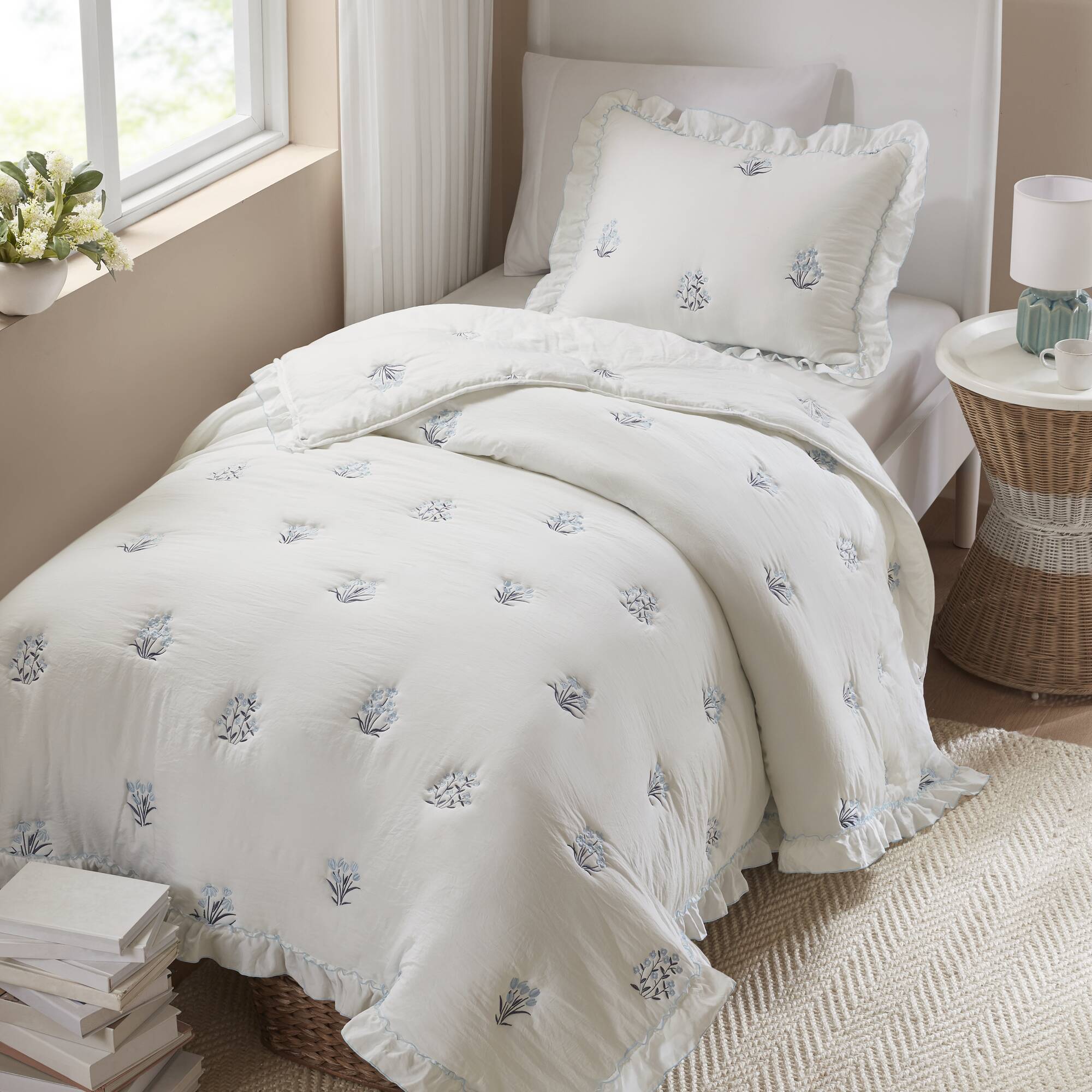 Aglaia - Twin Quilt Set - White / Light Blue