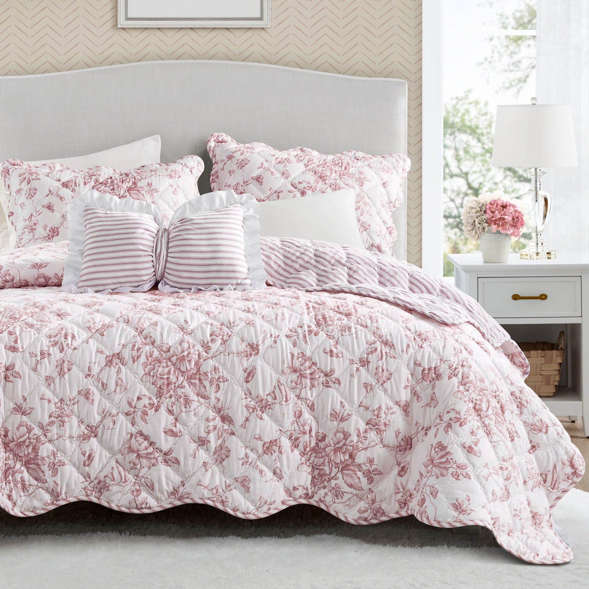 Adele - 4 Piece King Quilt Set - Pink / White