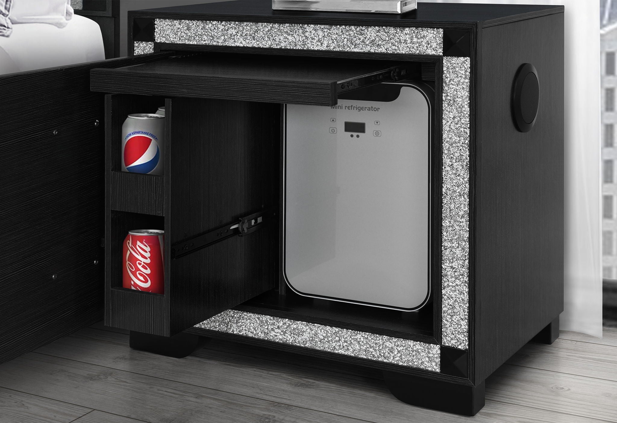 Soleil - 5 Piece Queen Bedroom Set With Cooler And Speaker - Charcoal