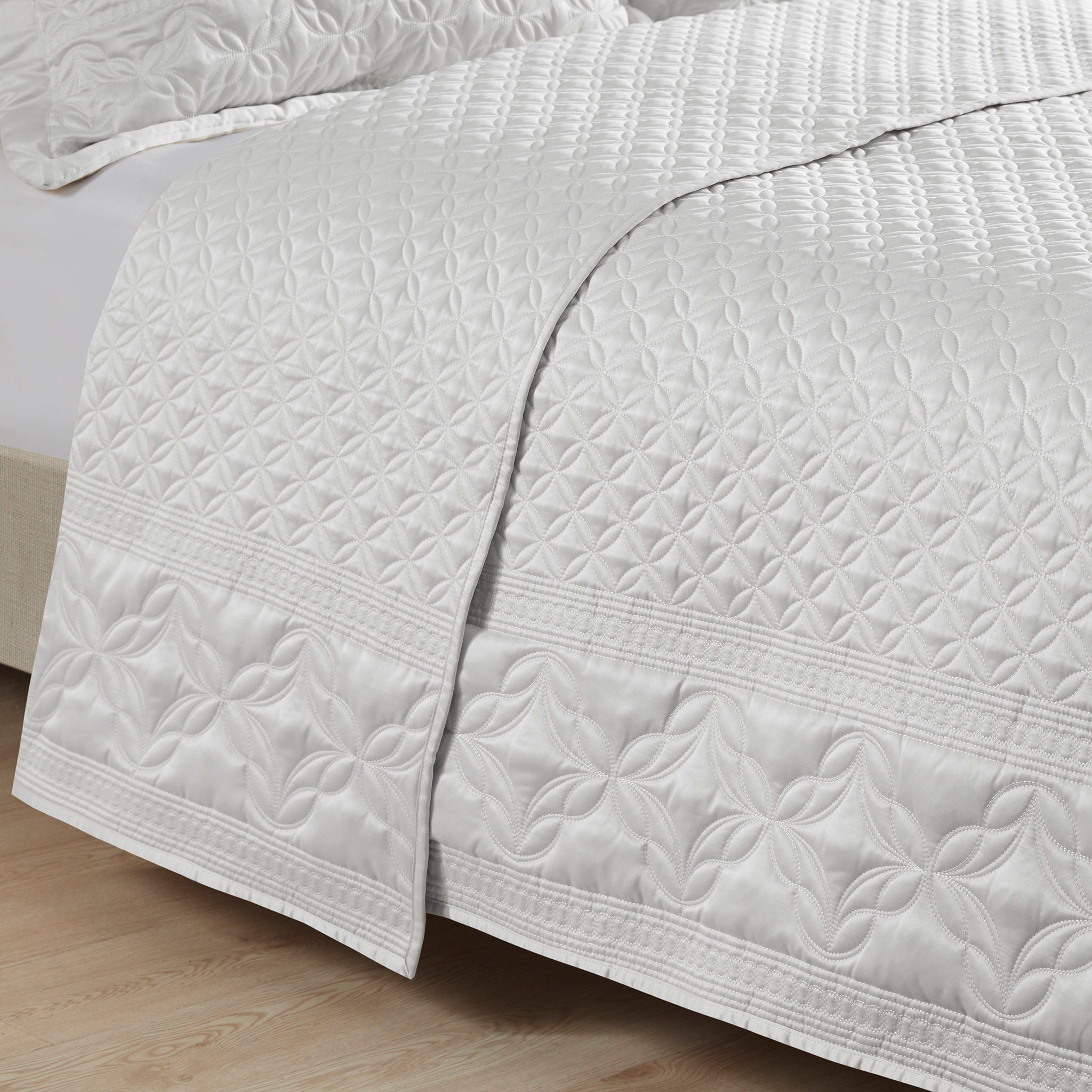 Versailles - 3 Piece Queen Gray Quilt Set - Gray