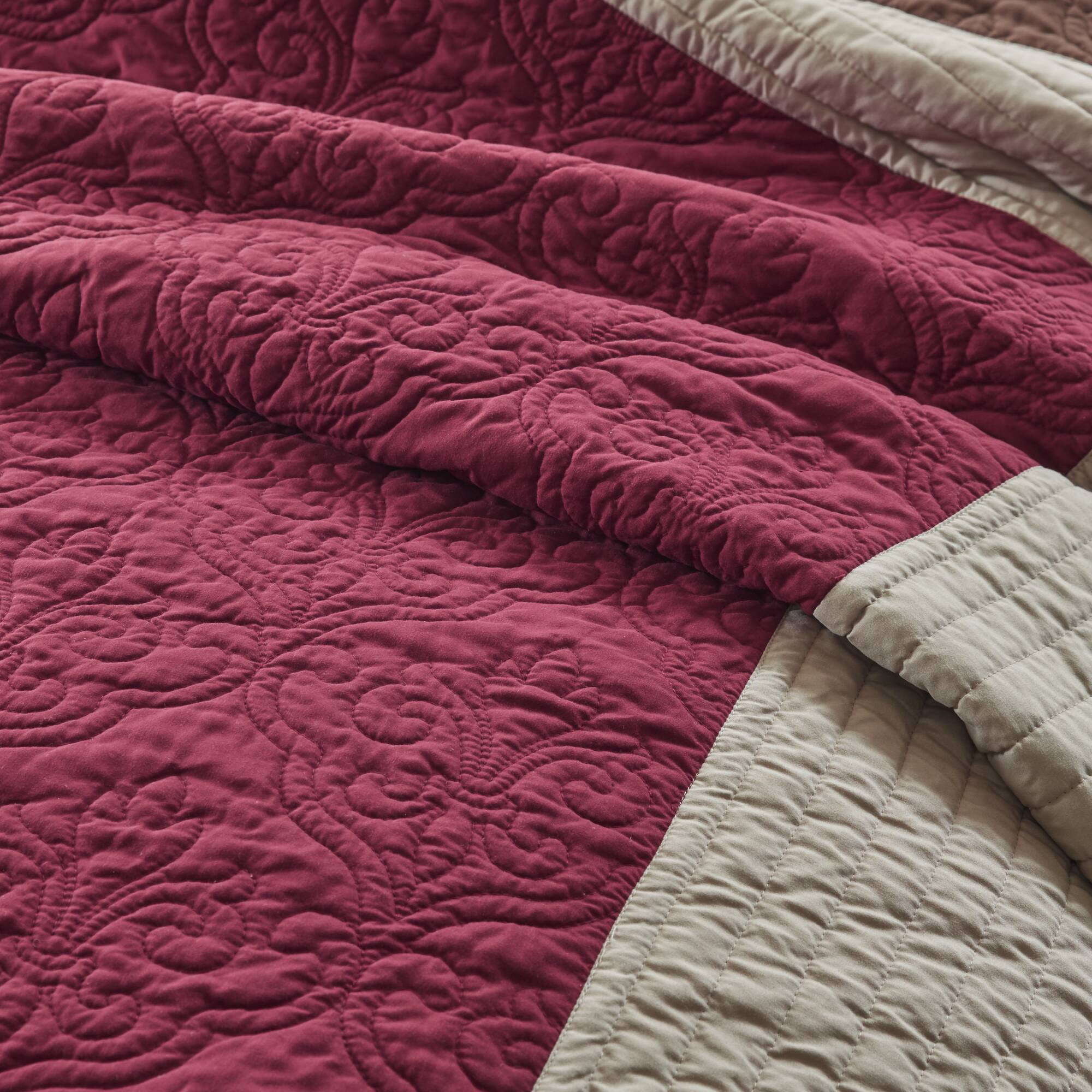 Attingham - Full/Queen 7 Piece Quilt Set With Euro Shams And Throw Pillows - Red