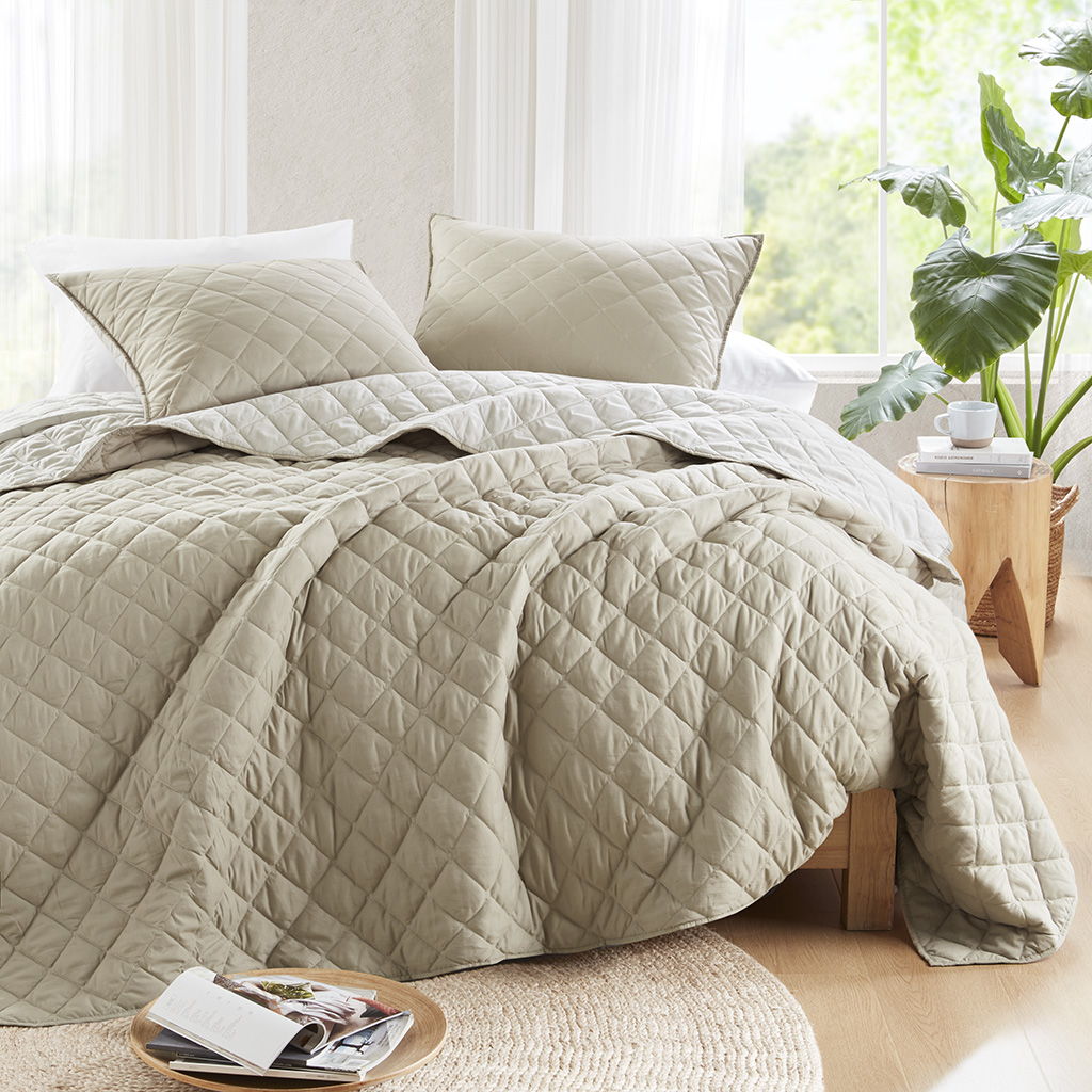 Carolina - 7 Piece King/California King Stripe Comforter And Quilt Set - Taupe