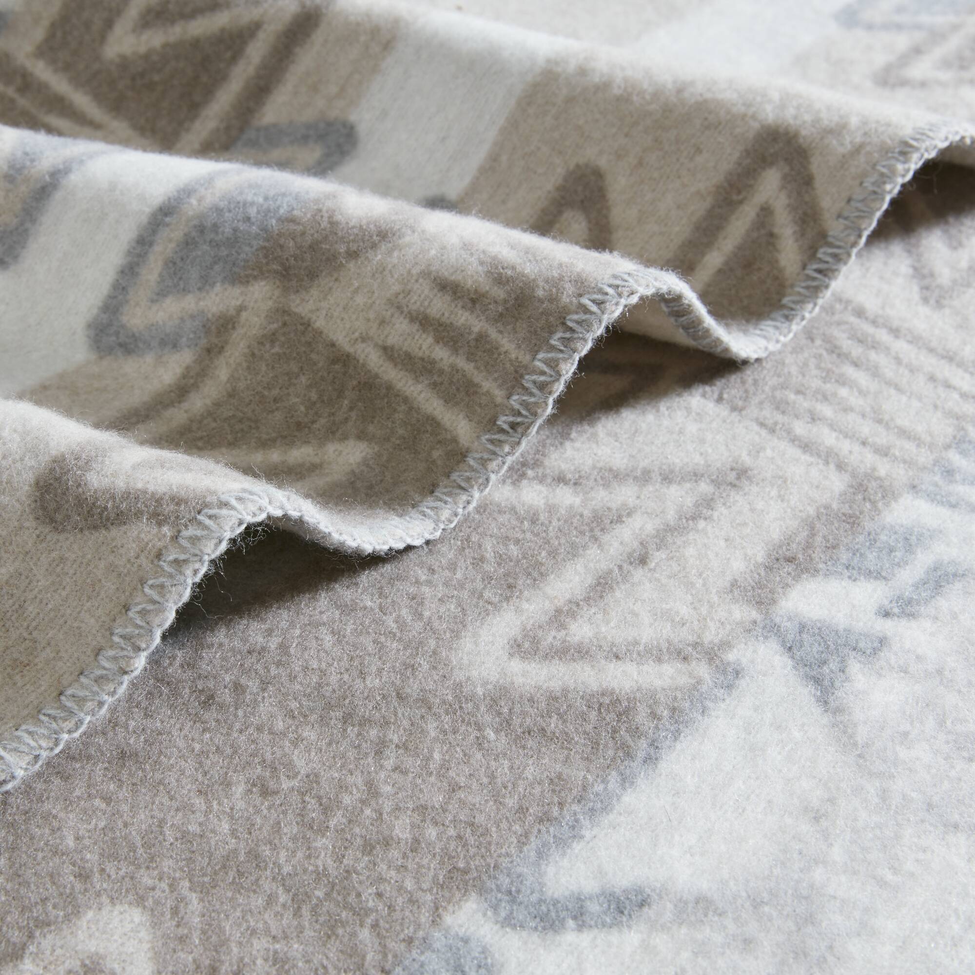 Alberta - Blend Blanket - Neutral Aztec